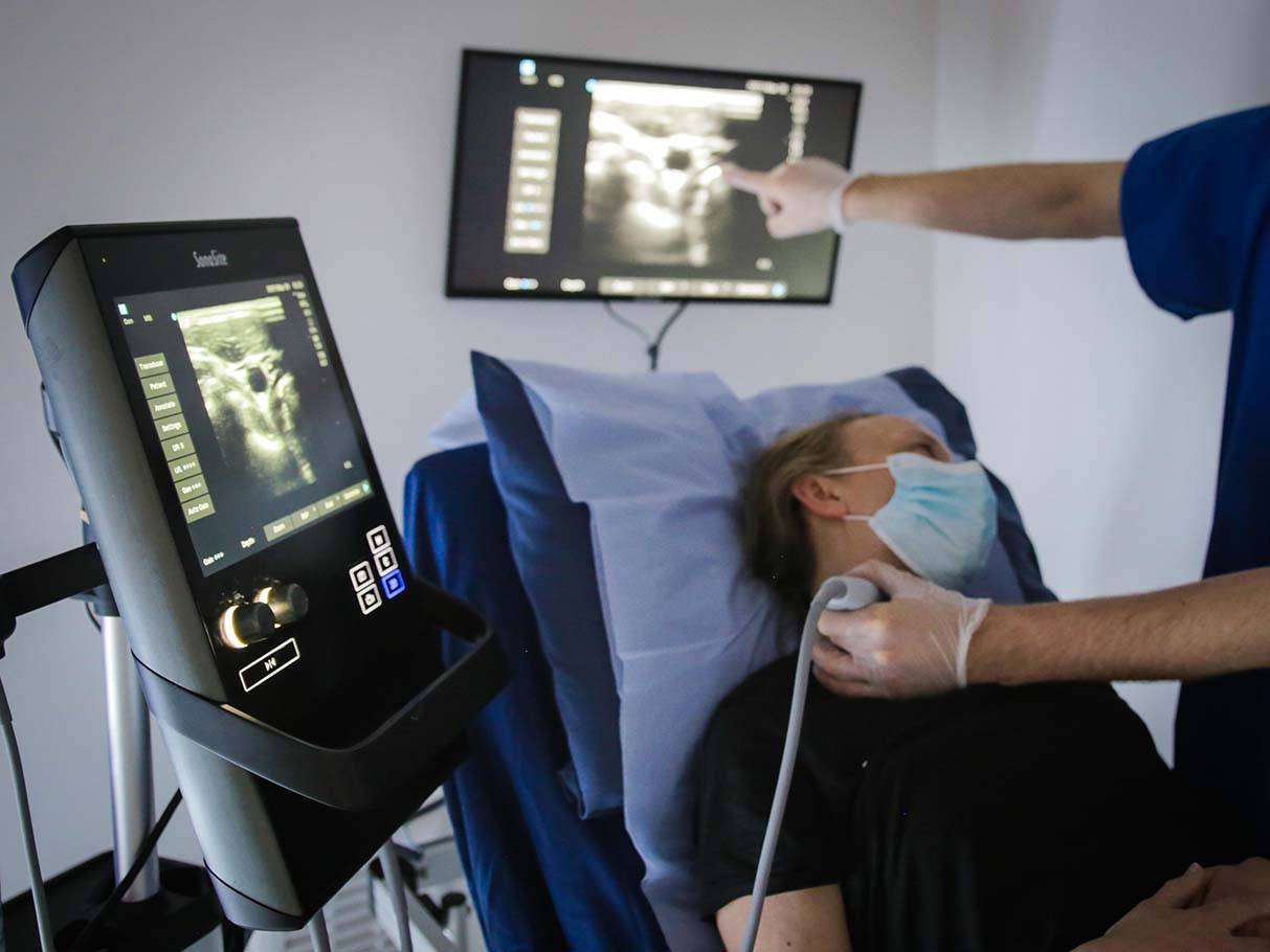 ultrasound-machine-probe ultrasound-scanning-practice